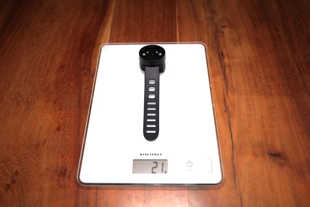 Original iGPSPORT SR Mini mount on a kitchen scale showing 21 grams.