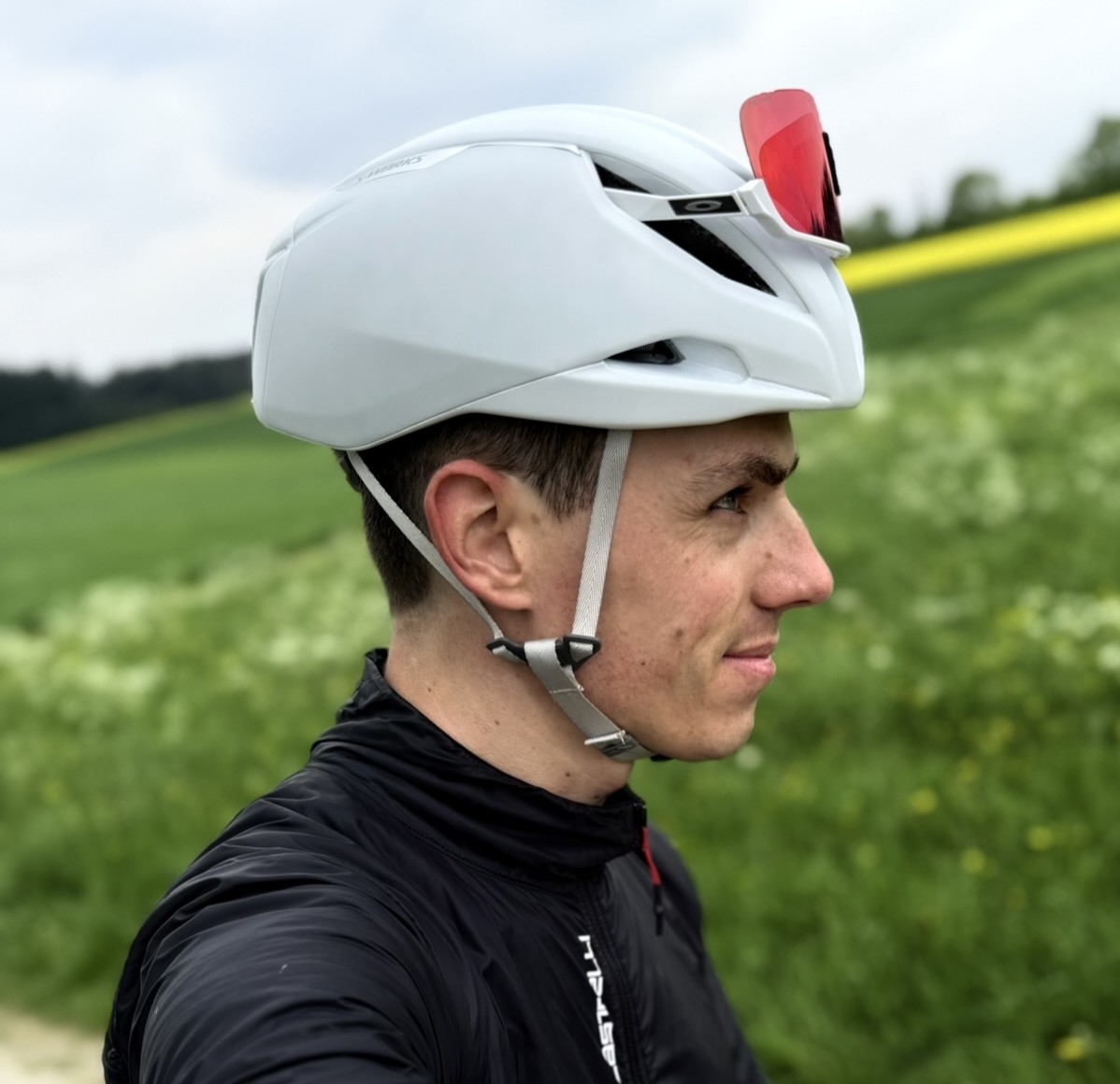 Increase road cycling visibility with a suitable road helmet and a secure fit