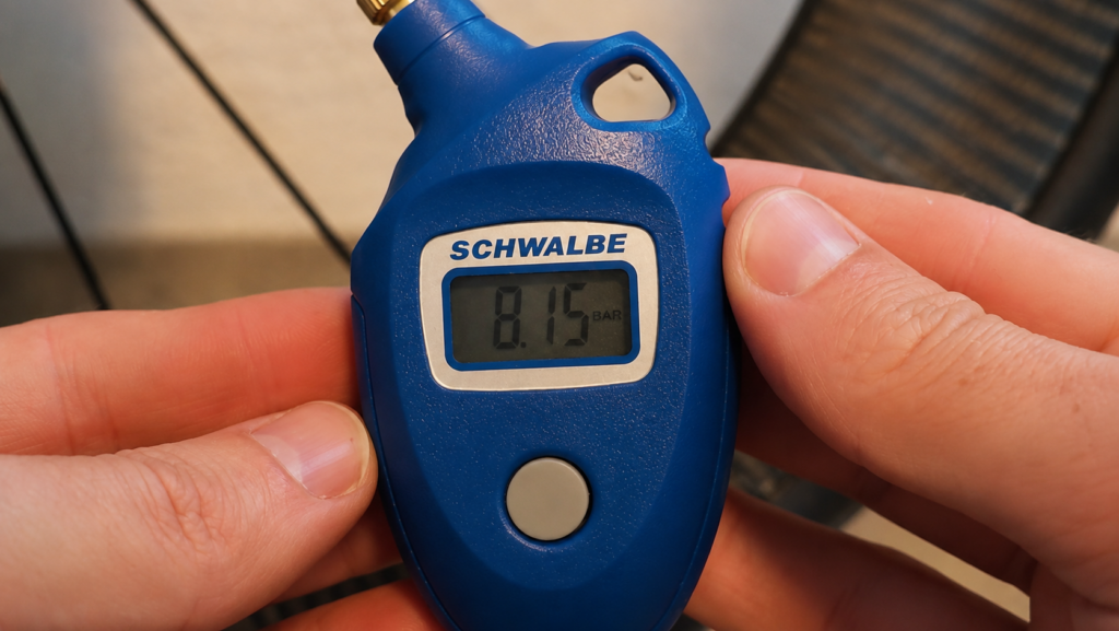 Schwalbe pressure gauge after inflation with the CYCPLUS AS2 Ultra, showing 8.15 bar