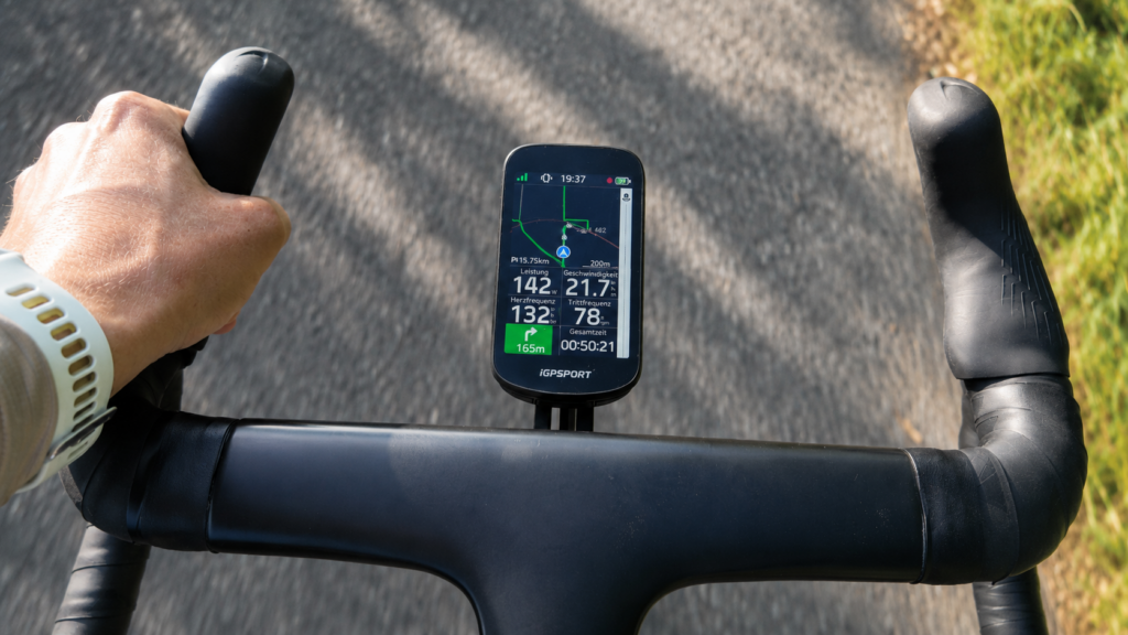 iGPSPORT BSC 500 with a navigation map and turn instruction on a road bike handlebar