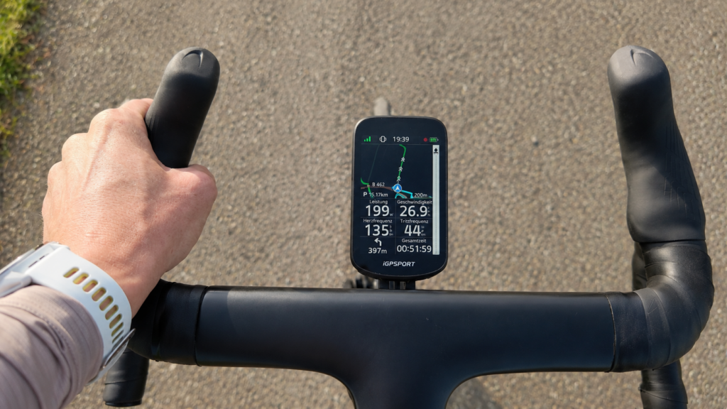 iGPSPORT BSC 500 showing maps and ride data during a road ride