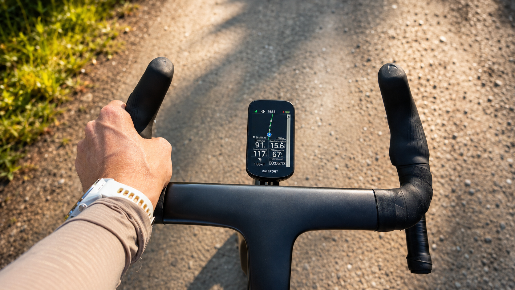 iGPSPORT BSC500 with navigation on a road bike handlebar