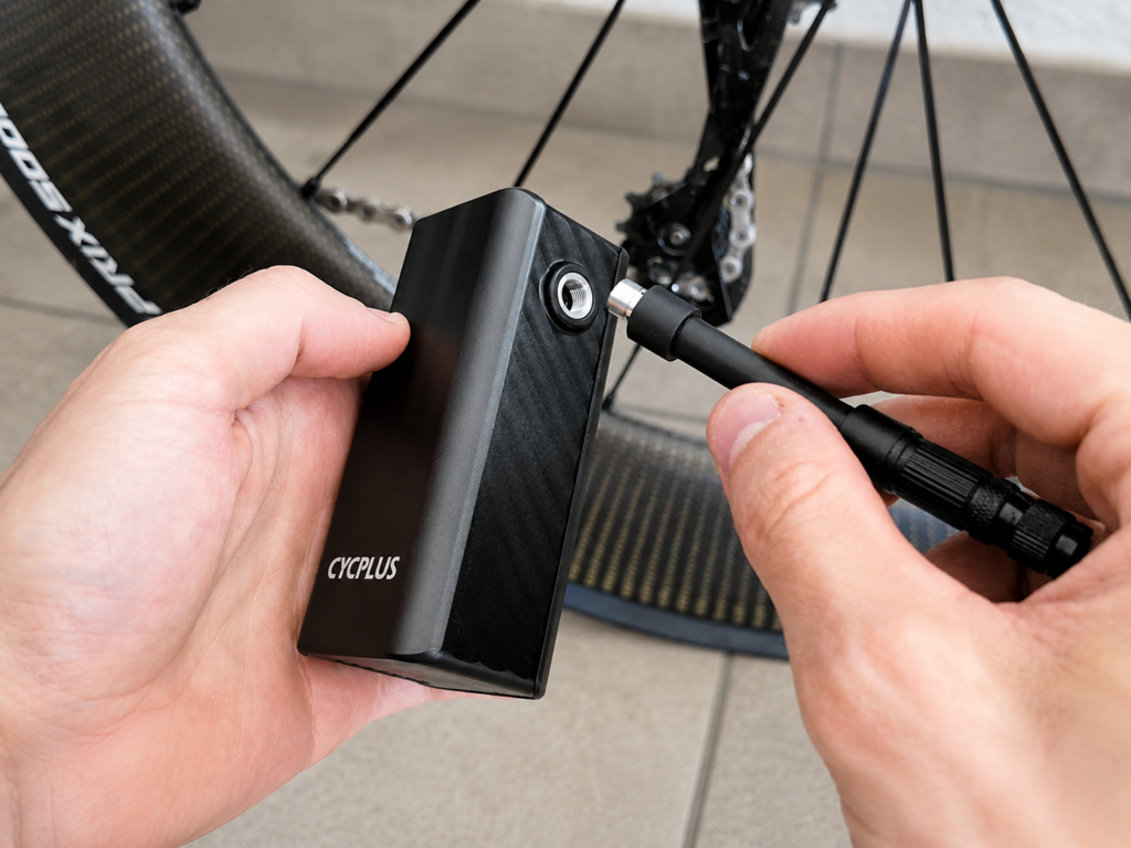 Attaching the hose to the CYCPLUS A3 Mini electric bike pump
