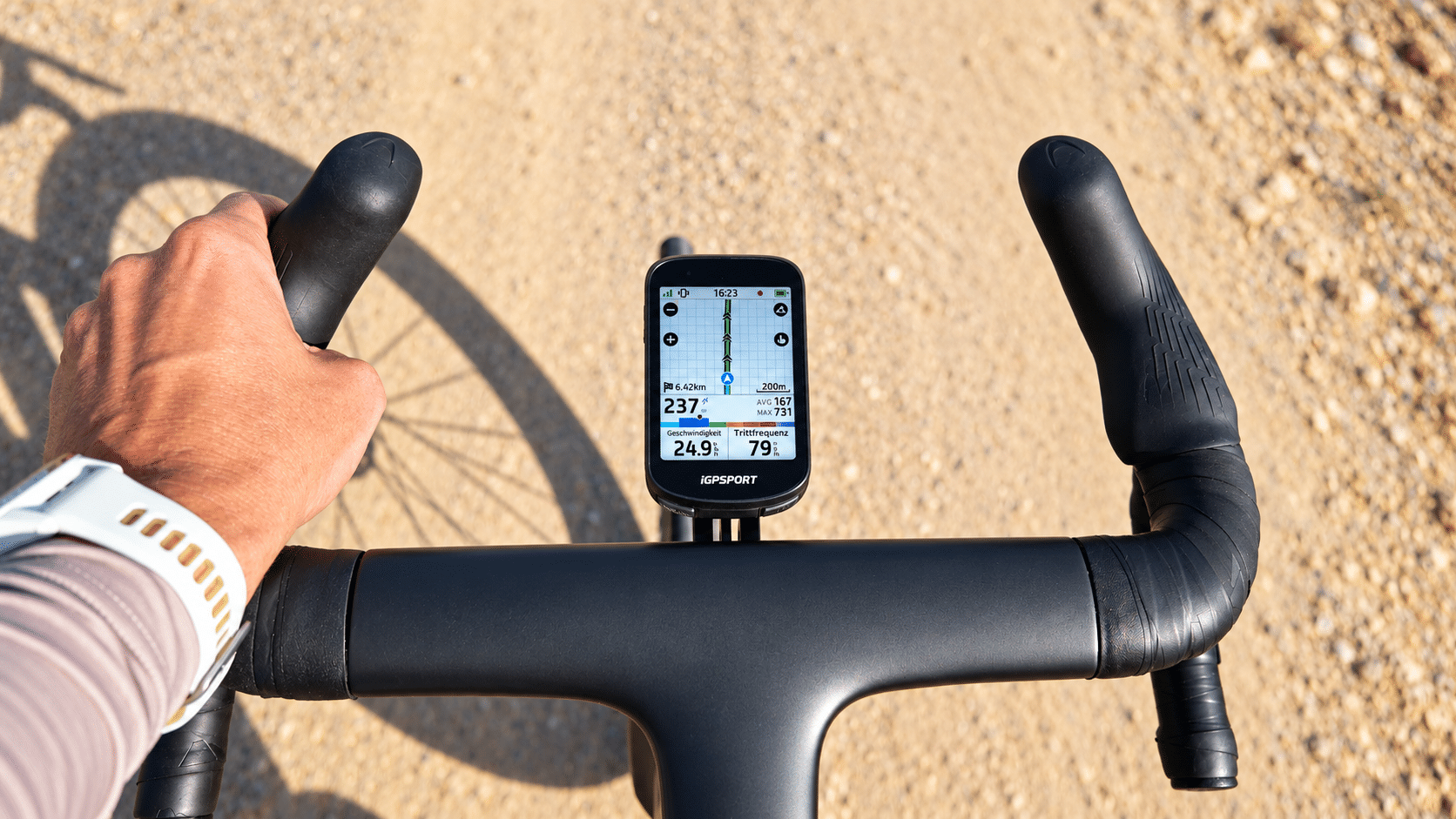 iGPSPORT BSC200 Pro with Map Navigation on a Road Bike Handlebar