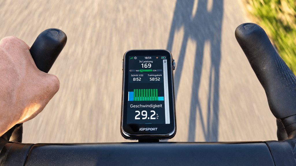 iGPSPORT BiNavi Ultra showing a structured workout on a road bike handlebar