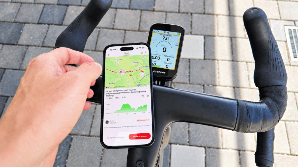 iGPSPORT BSC200 Pro: Transfer Route Smartphone with the iGPSPORT App Beside the BSC200 Pro During Route Transfer