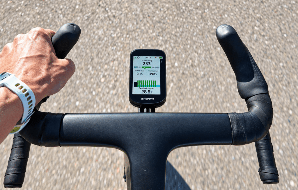 iGPSPORT BSC200 Pro: Workouts iGPSPORT BSC200 Pro on a Road Bike Handlebar Displaying a Structured Workout
