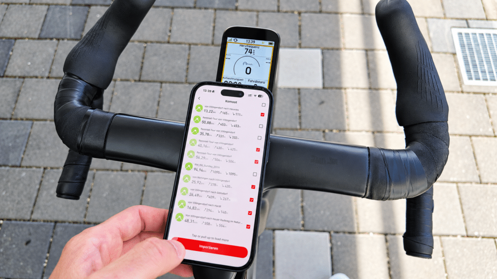 iGPSPORT BSC200 Pro: Import Komoot Routes Smartphone Showing Komoot-Imported Routes in the iGPSPORT App Beside the BSC200 Pro