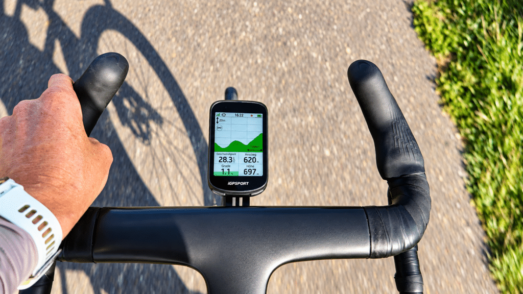 iGPSPORT BSC200 Pro: Climb View iGPSPORT BSC200 Pro with Elevation Profile and Climb View on a Road Bike Handlebar