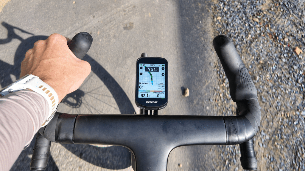 iGPSPORT BSC200 Pro: Navigation in Real-World Testing iGPSPORT BSC200 Pro on a Road Bike Handlebar Displaying Navigation During a Ride