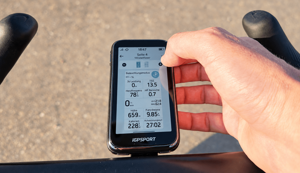 Hand operating data fields on the iGPSPORT BiNavi Ultra touchscreen