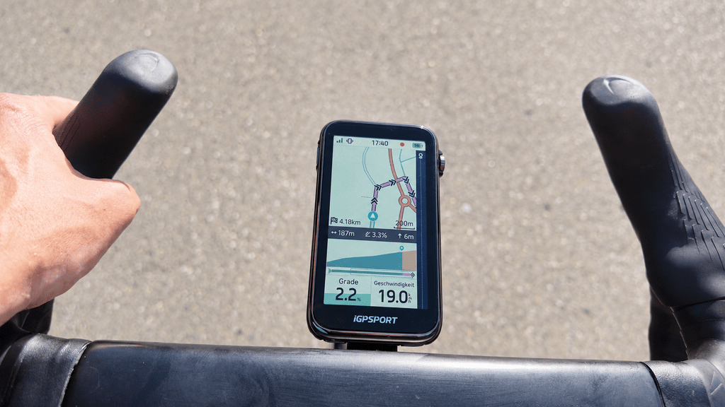iGPSPORT BiNavi Ultra with iClimb 4.0 and a Climb View on a Road Bike Handlebar
