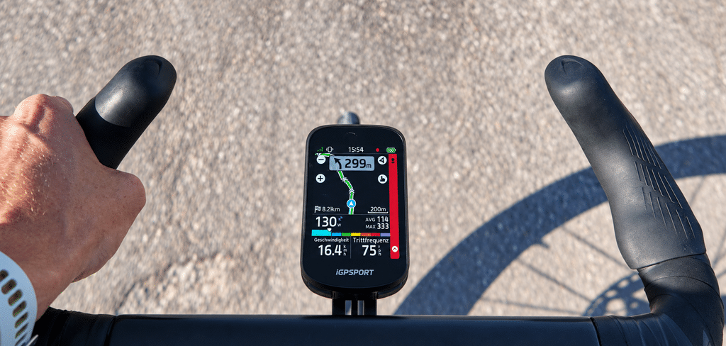 iGPSPORT BSC200 Pro: Radar Alert Display iGPSPORT BSC200 Pro with a Colour Radar Alert Beside the Map View