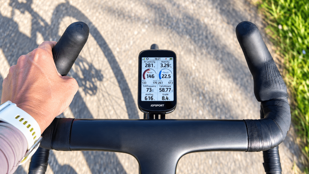 iGPSPORT BSC200 Pro: Data Fields iGPSPORT BSC200 Pro Showing Multiple Data Fields on One Page