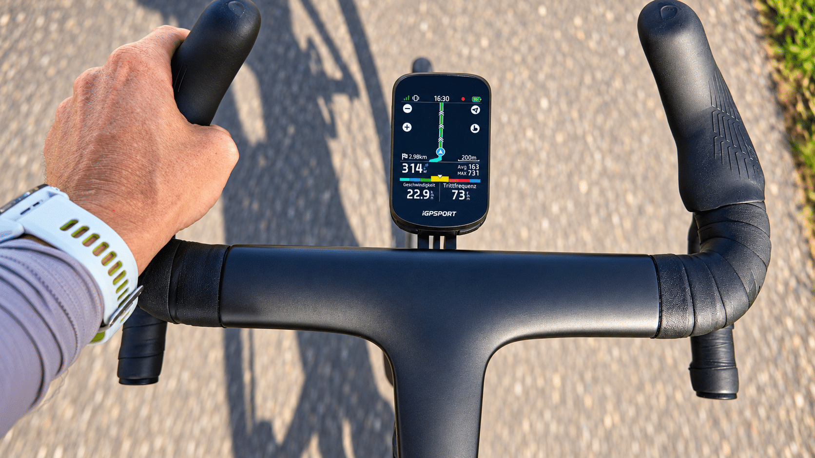 iGPSPORT BSC200 Pro on a road bike handlebar iGPSPORT BSC200 Pro on a Road Bike Handlebar with Colour Navigation